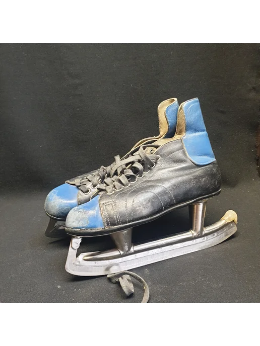 старые коньки на льду, винтаж