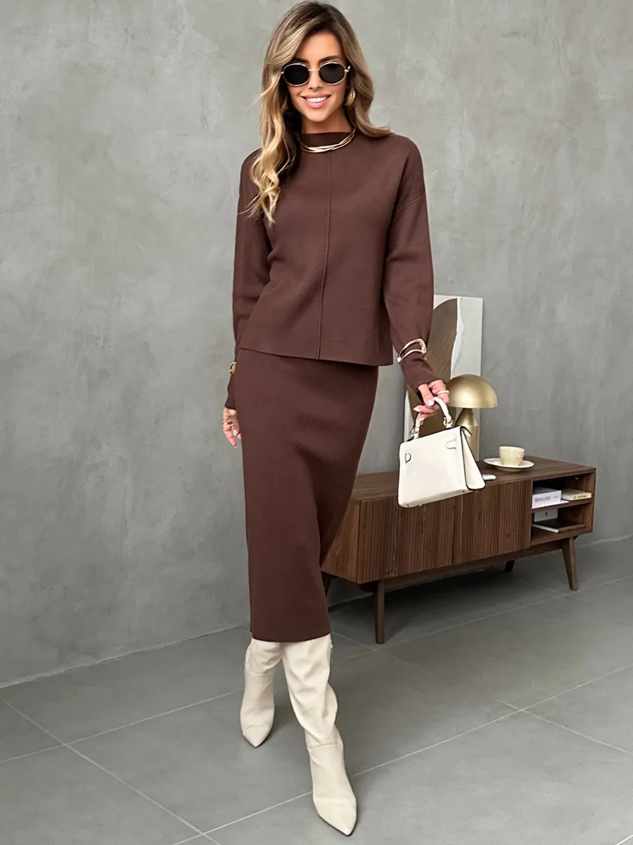 Коричневый костюм с юбкой теплый трикотажный