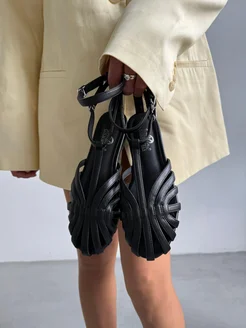 Босоножки на маленьком каблуке с круглым носом