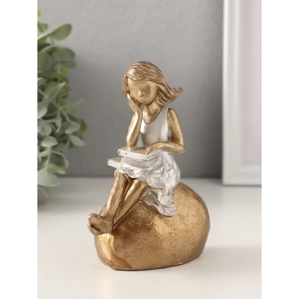 Фигурка Малышка с книгами